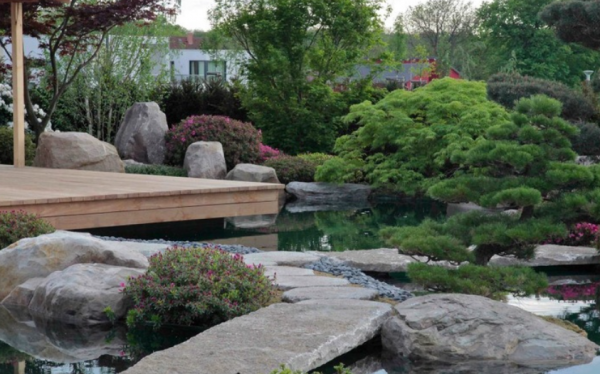 Rumah dengan Kolam Air Terjun Kecil